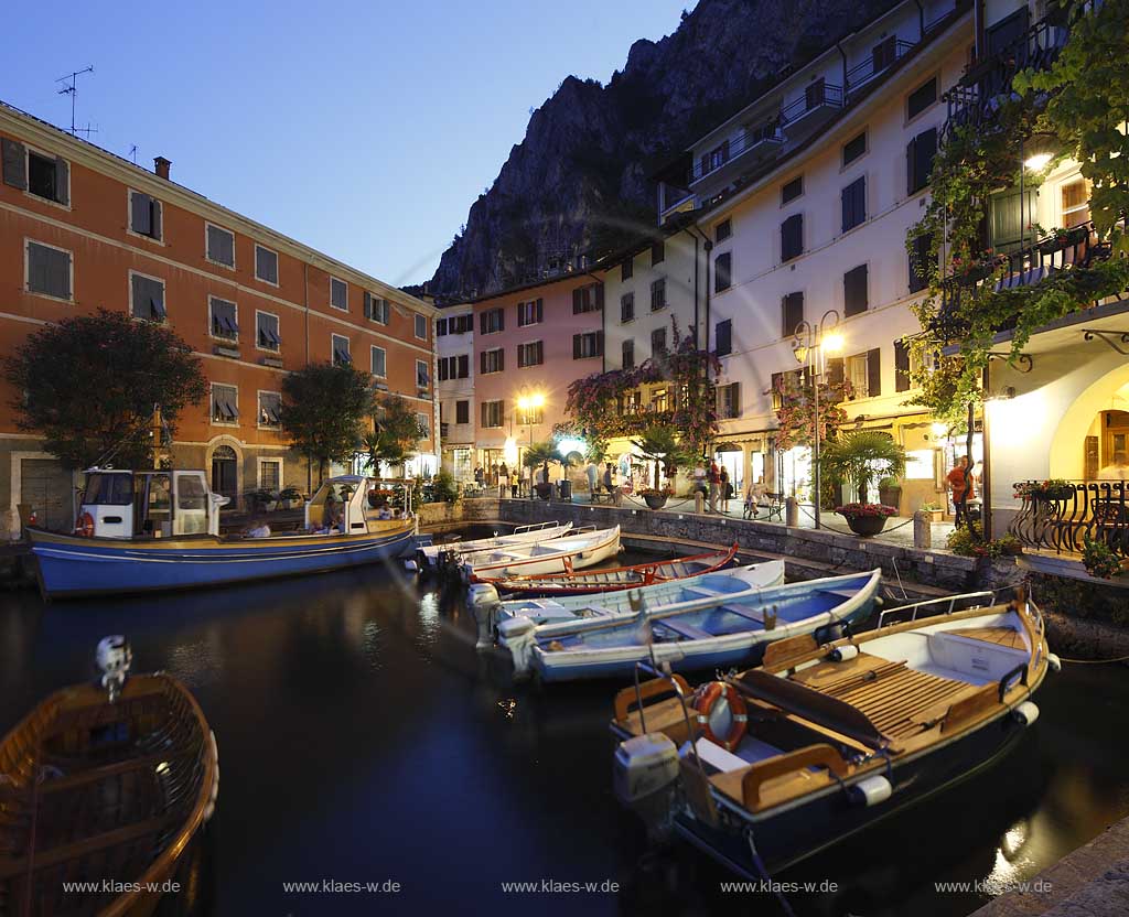 Limone sul Garda, Blick auf den Hafen mit bunten Fischerbooten und  Hausfassadenzur blauen Stunde; Limone sul garda, the port with multi colored fishing boats and houses during blue hour.