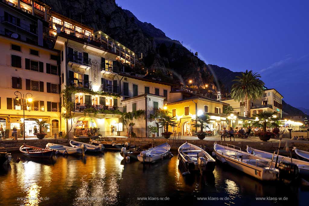 Limone sul Garda, Blick auf den Hafen mit bunten Fischerbooten und  Hausfassadenzur blauen Stunde; Limone sul garda, the port with multi colored fishing boats and houses during blue hour.