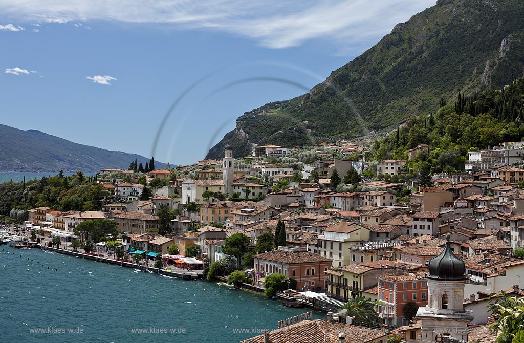 Limone sul Garda, Blick auf den Ort mit Gardasee, Seepromenade und dem Kirchturm der kleinen Kirche, Chiesetta San Rocco vorne rechts; Limone sul Garda view to the city with seapromenade, Lake Garda and the steeple of litttle chuch of San Rocco 