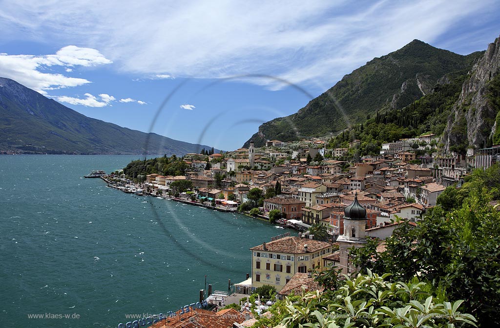 Limone sul Garda, Panoramblick auf den Ort mit Gardasee und Monte Baldo links, Seepromenade und dem Kirchturm der kleinen Kirche, Chiesetta San Rocco vorne; Limone sul Garda Panoramaview to the city with seapromenade, mountain Monte Baldo, left side, Lake Garda and the steeple of litttle chuch of San Rocco