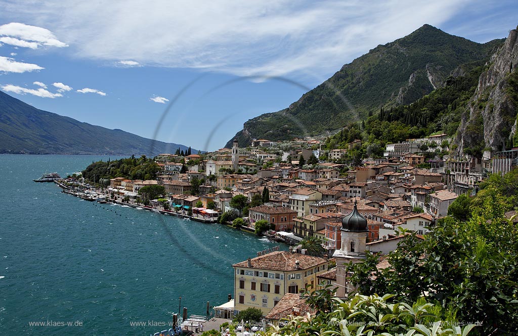 Limone sul Garda, Panoramblick auf den Ort mit Gardasee und Monte Baldo links, Seepromenade und dem Kirchturm der kleinen Kirche, Chiesetta San Rocco vorne; Limone sul Garda Panoramaview to the city with seapromenade, mountain Monte Baldo, left side, Lake Garda and the steeple of litttle chuch of San Rocco