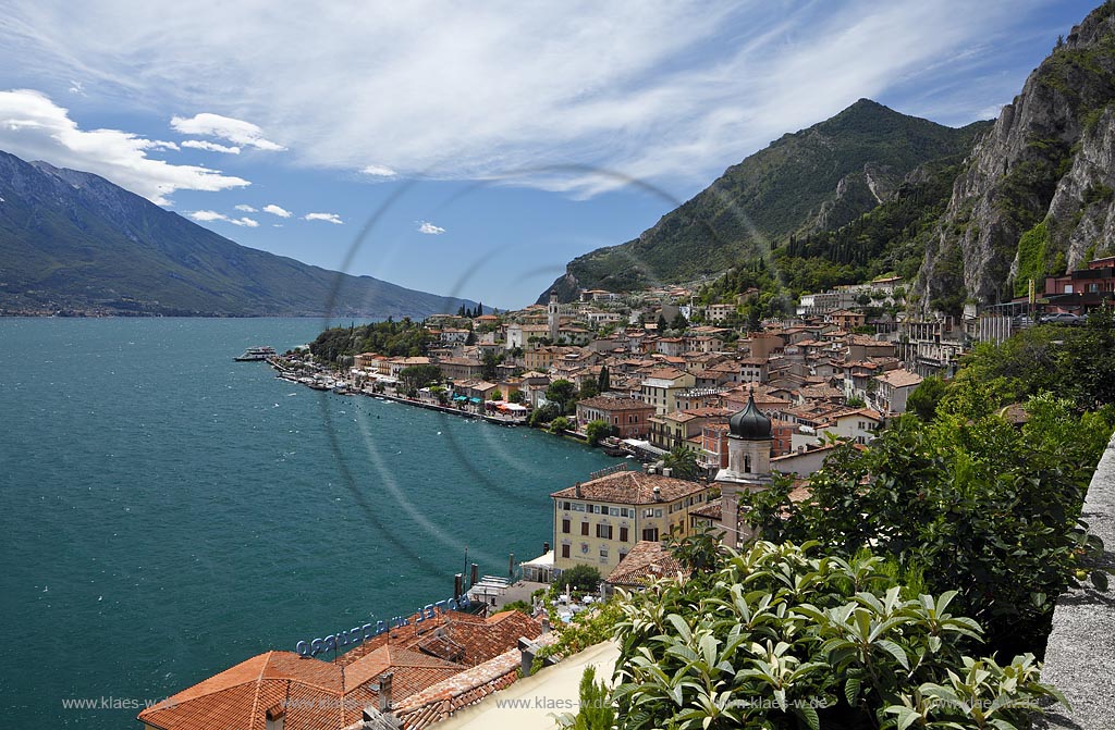 Limone sul Garda, Panoramblick auf den Ort mit Gardasee und Monte Baldo links, Seepromenade und dem Kirchturm der kleinen Kirche, Chiesetta San Rocco vorne; Limone sul Garda Panoramaview to the city with seapromenade, mountain Monte Baldo, left side, Lake Garda and the steeple of litttle chuch of San Rocco