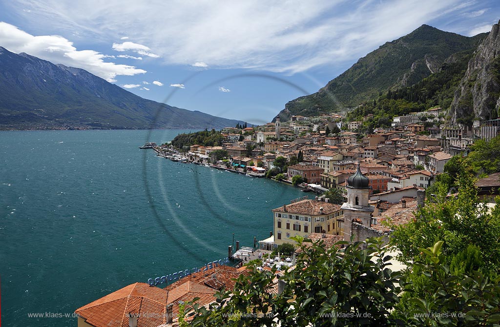 Limone sul Garda, Panoramblick auf den Ort mit Gardasee und Monte Baldo links, Seepromenade und dem Kirchturm der kleinen Kirche, Chiesetta San Rocco vorne; Limone sul Garda Panoramaview to the city with seapromenade, mountain Monte Baldo, left side, Lake Garda and the steeple of litttle chuch of San Rocco
