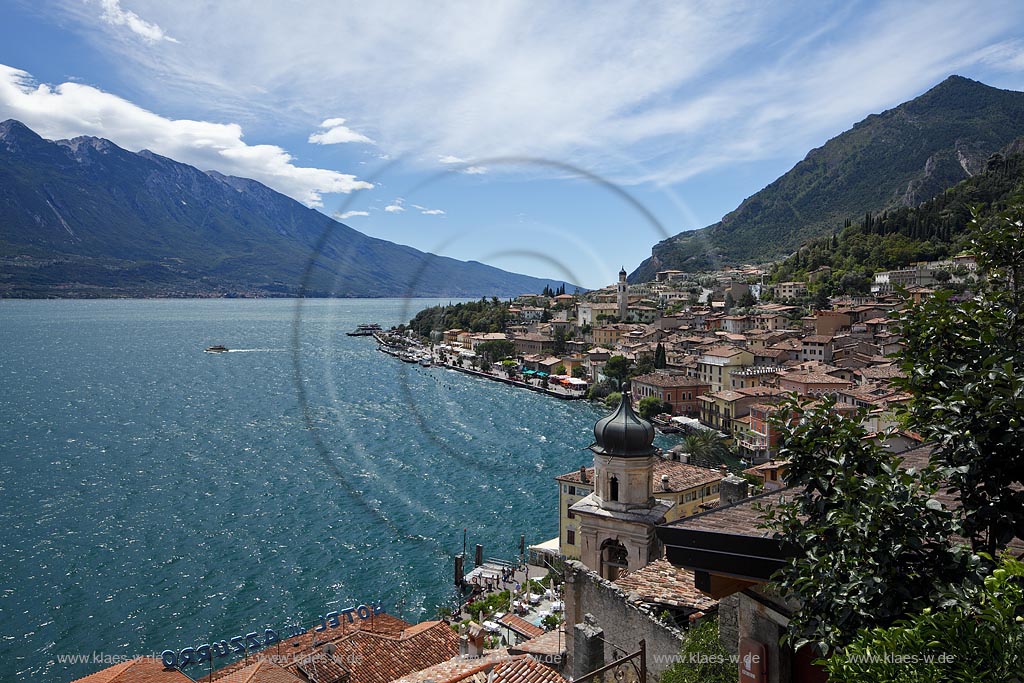 Limone sul Garda, Panoramblick auf den Ort mit Gardasee und Monte Baldo links, Seepromenade und dem Kirchturm der kleinen Kirche, Chiesetta San Rocco vorne; Limone sul Garda Panoramaview to the city with seapromenade, mountain Monte Baldo, left side, Lake Garda and the steeple of litttle chuch of San Rocco