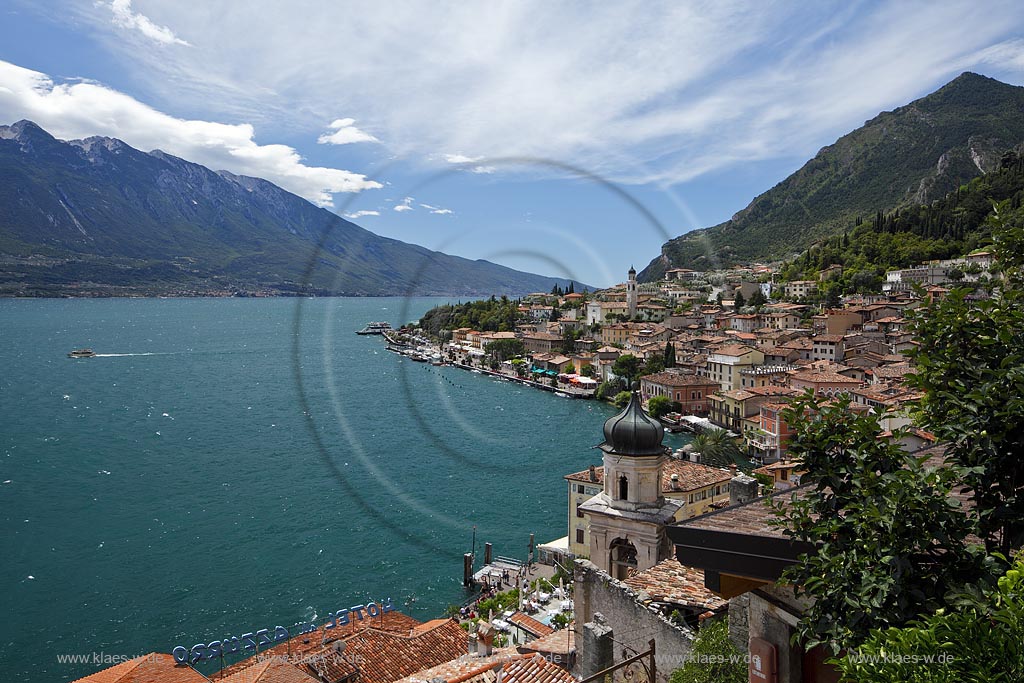 Limone sul Garda, Panoramblick auf den Ort mit Gardasee und Monte Baldo links, Seepromenade und dem Kirchturm der kleinen Kirche, Chiesetta San Rocco vorne; Limone sul Garda Panoramaview to the city with seapromenade, mountain Monte Baldo, left side, Lake Garda and the steeple of litttle chuch of San Rocco