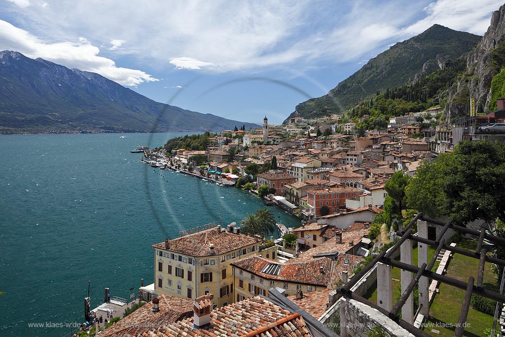 Limone sul Garda, Panoramblick auf den Ort mit Gardasee, Monte Baldo links und Seepromenade; Limone sul garda panoramaview to the city with seapromenade, mountain Monte Baldo and Lake Garda 