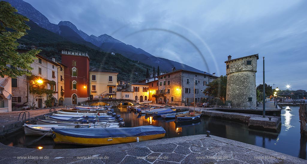 Malcesine Cassone, Hafen illuminiert zur blauen Stunde; Malcesine Cassone, port illuminated while blue hour.