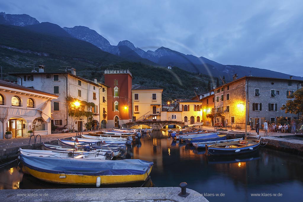 Malcesine Cassone, Hafen illuminiert zur blauen Stunde; Malcesine Cassone, port illuminated while blue hour.