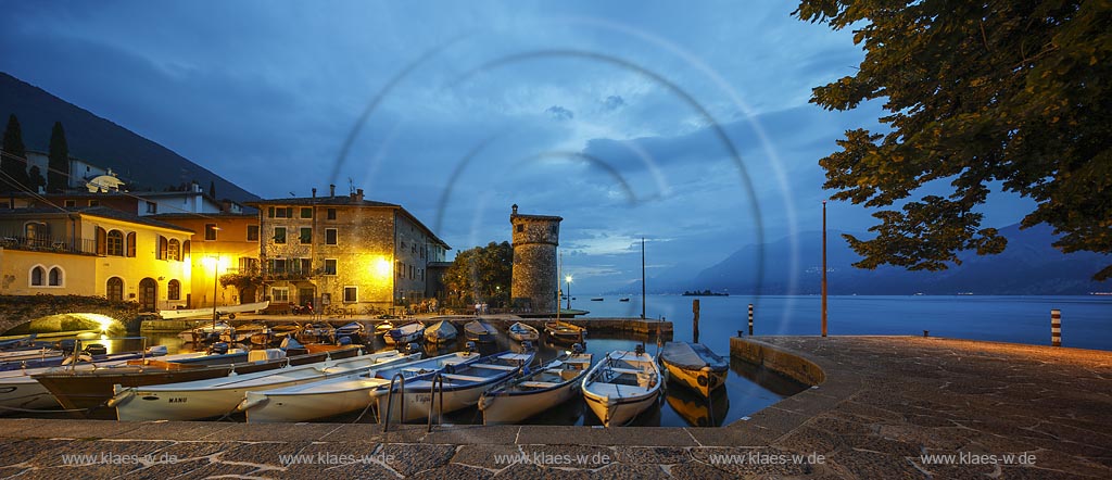 Malcesine Cassone, Hafen illuminiert zur blauen Stunde; Malcesine Cassone, port illuminated while blue hour.
