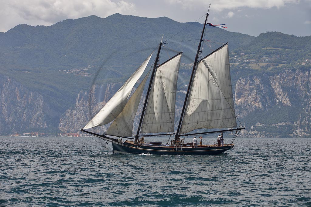 Malcesine; der vorbeisegelnde aufwaendig restaurierete, historischer Frachtensegler Siora Veronica erinnert an die grosse Zeit der Frachtensegler auf dem Gardasee, Zweimaster; Malcesine historical restored barge Siora Veronica