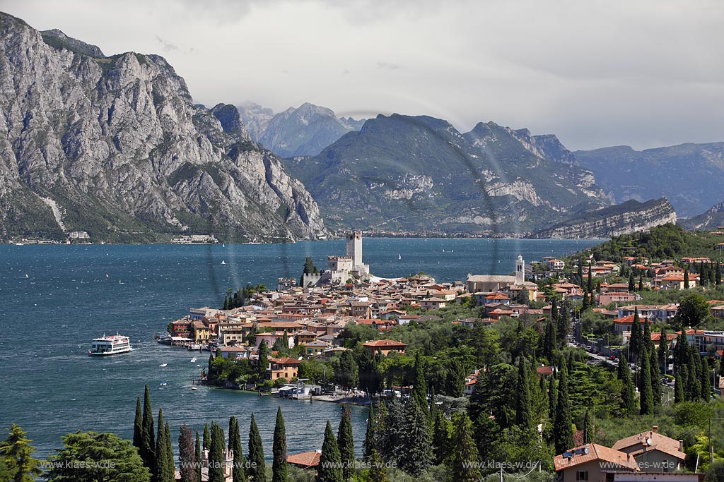 Malcesine, Panoramablick auf den Ort mit Scaligerburg, Hafen, Gardasee und Faehrschiff Berennero vor Bergmassiv; Macesine, panorama view to town with Scaliger castle, port, Lake garda with ferryboat Brennero