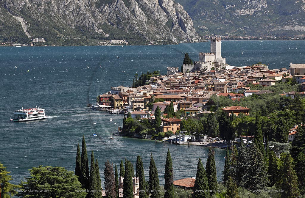 Malcesine, Blick auf den Ort mit Scaligerburg, Hafen, Gardasee und Faehrschiff Berennero vor Bergmassiv; Malcesine, view to town with Scaliger castle, port, Lake garda with ferryboat Brennero 
