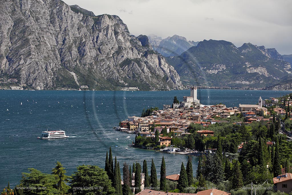 Malcesine, Panoramablick auf den Ort mit Scaligerburg, Hafen, Gardasee und Faehrschiff Berennero vor Bergmassiv; Macesine, panorama view to town with Scaliger castle, port, Lake garda with ferryboat Brennero