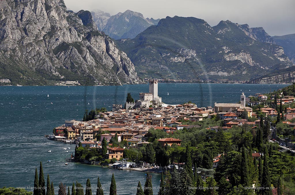 Malcesine, Panoramablick auf den Ort mit Scaligerburg, Hafen, Gardasee und Bergmassiv; Malcesine, panorama view to town with Scaliger castle, port, Lake garda and rocks mass