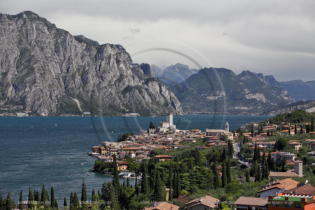 Malcesine, Panoramablick auf den Ort mit Scaligerburg, Hafen, Gardasee und Bergmassiv; Malcesine, panorama view to town with Scaliger castle, port, Lake garda and rocks mass