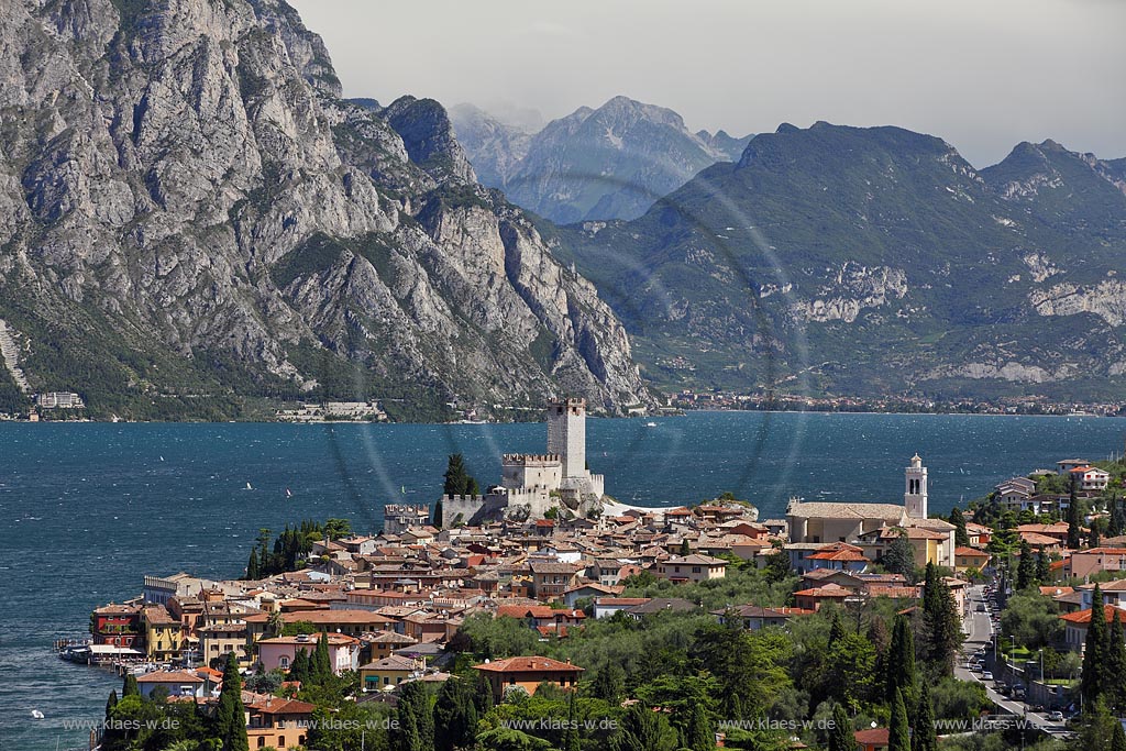 Malcesine, Blick auf den Ort mit Scaligerburg, Hafen, Gardasee und Bergmassiv; Malcesine, view to town with Scaliger castle, port, Lake garda and rocks mass