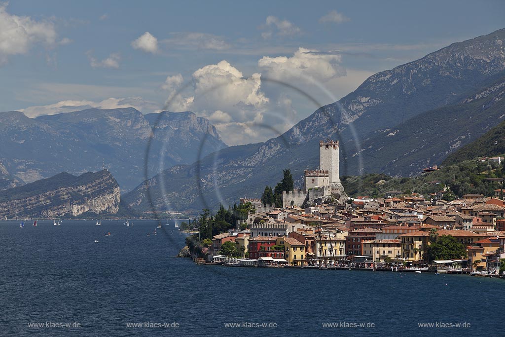 Malcesine, Blick auf den Ort mit Scaligerburg, Hafen, Gardasee und Bergmassiv, hinten Monte Brione, rechts Monte Baldo; Malcesine, view to town with Scaliger castle, port, Lake garda and rocks mass of montain Monte Brione in the background and Monte Baldo, right side