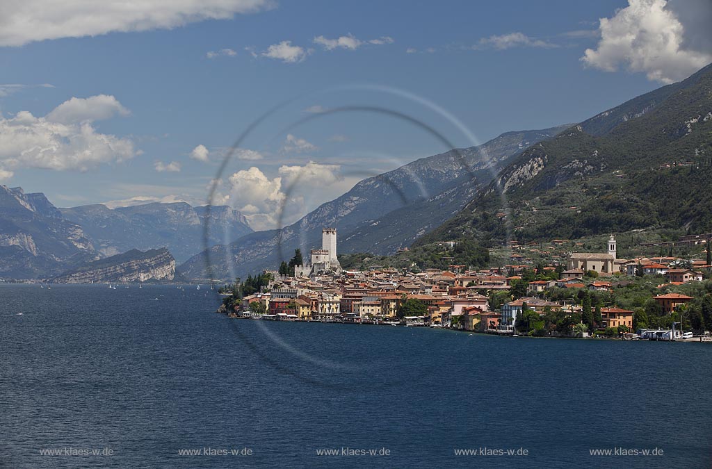 Malcesine, Blick auf den Ort mit Scaligerburg, Hafen, Gardasee und Bergmassiv, hinten Monte Brione, rechts Monte Baldo; Malcesine, view to town with Scaliger castle, port, Lake garda and rocks mass of montain Monte Brione in the background and Monte Baldo, right side