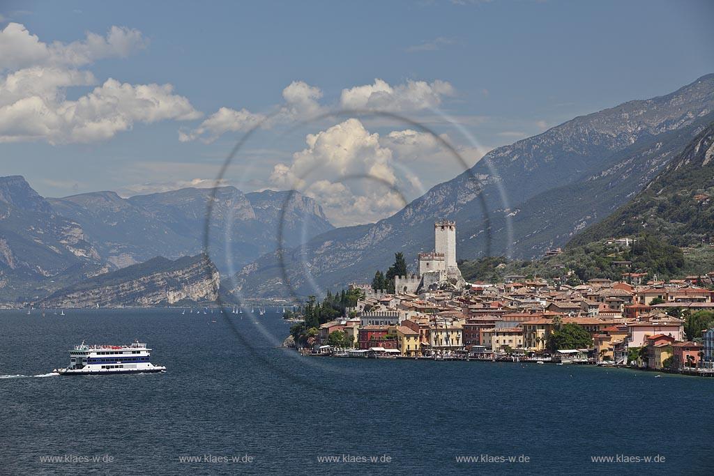 Malcesine, Blick auf den Ort mit Scaligerburg, Hafen, Gardasee mit Faehrschiff Brescia und Bergmassiv, hinten Monte Brione, rechts Monte Baldo; Malcesine, view to town with Scaliger castle, port, Lake garda with ferryboat Brescia and rocks mass of montain Monte Brione in the background and Monte Baldo, right side