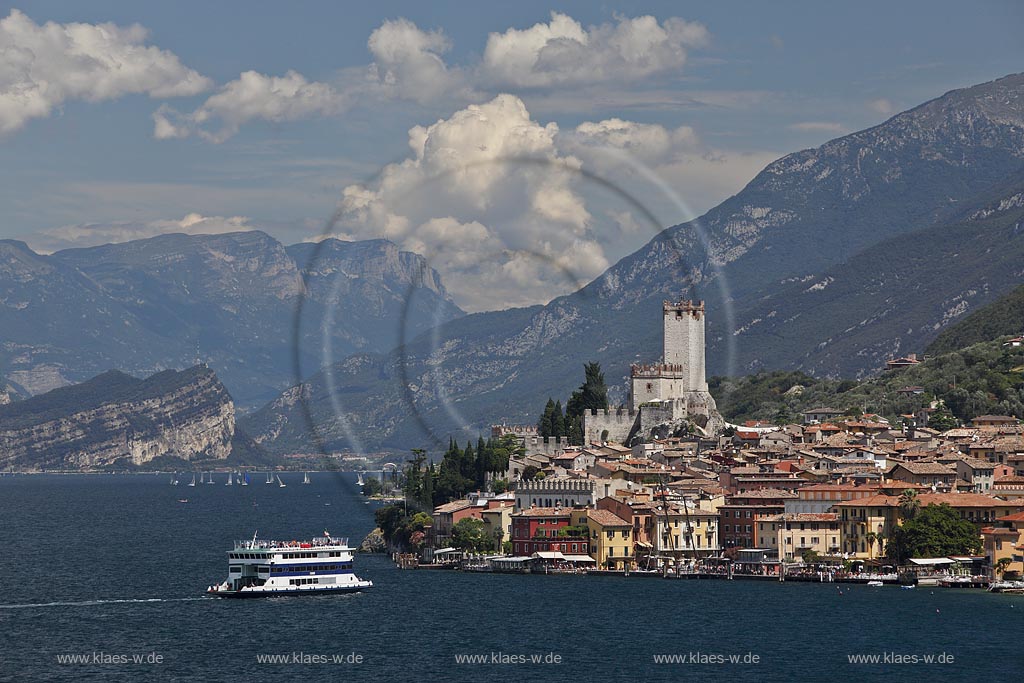 Malcesine, Blick auf den Ort mit Scaligerburg, Hafen, Gardasee mit Faehrschiff Brescia und Bergmassiv, hinten Monte Brione, rechts Monte Baldo; Malcesine, view to town with Scaliger castle, port, Lake garda with ferryboat Brescia and rocks mass of montain Monte Brione in the background and Monte Baldo, right side