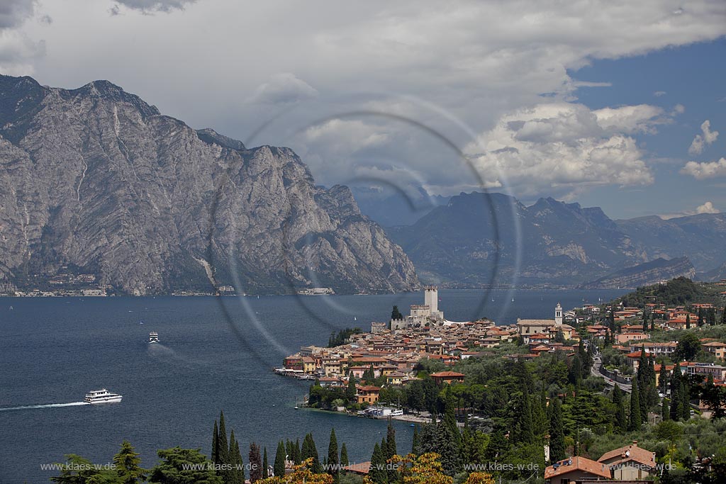 Malcesine, Panoramablick auf den Ort mit Scaligerburg, Hafen, Gardasee mit Motoryacht und Faehrschiff Brescia vor Bergmassiv; Macesine, panorama view to town with Scaliger castle, port, Lake garda with a motorship and ferryboat Brescia