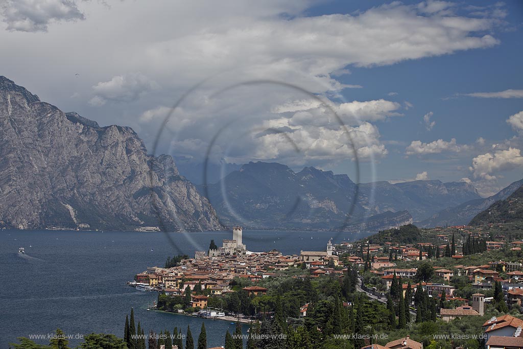 Malcesine, Panoramablick auf den Ort mit Scaligerburg, Hafen, Gardasee und Bergmassiv; Malcesine, panorama view to town with Scaliger castle, port, Lake garda and rocks mass