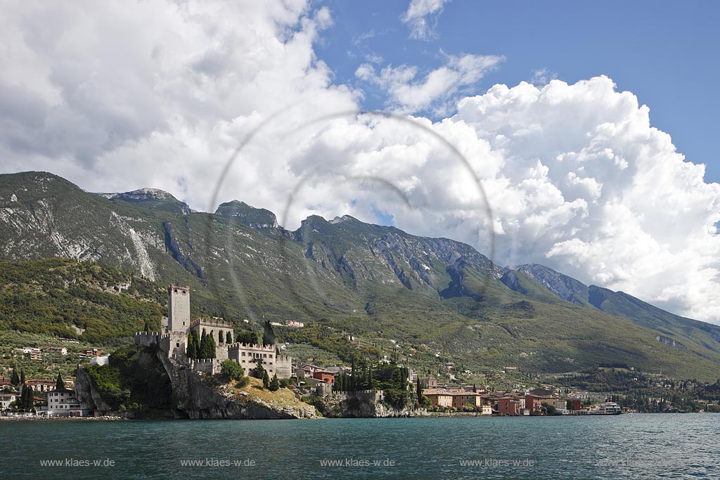 Malcesine, Panoramablick vom Gardasee auf den Ort mit Scaligerburg gegen Monte Baldo, Seeseite; Malcesine, panorama view from Lake Garda to the seafront of Malcesine with Scaliger castle and Monte Baldo