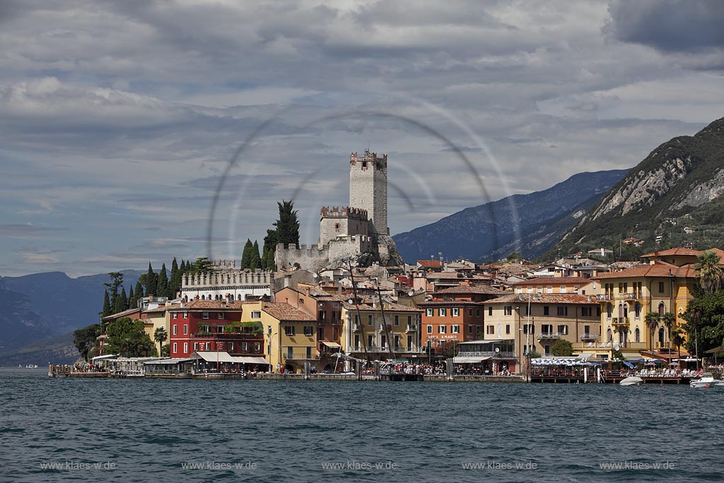 Malcesine, Panoramablick vom Gardasee auf den Ort mit Scaligerburg und Hafen, Seeseite; Malcesine, panorama view from Lake Garda to the seafront of Malcesine with Scaliger castle and port