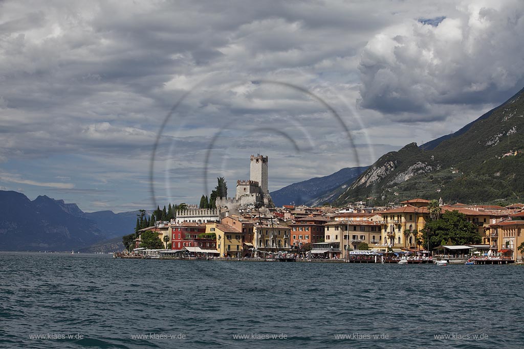 Malcesine, Panoramablick vom Gardasee auf den Ort mit Scaligerburg und Hafen, Seeseite; Malcesine, panorama view from Lake Garda to the seafront of Malcesine with Scaliger castle and port