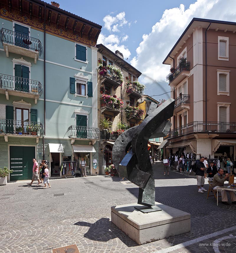 Malcesine, Piazza Pallone im Centrum der Altstadt des Ortes; Malcesine Piazza Pollone in the center of Malcesine's old town