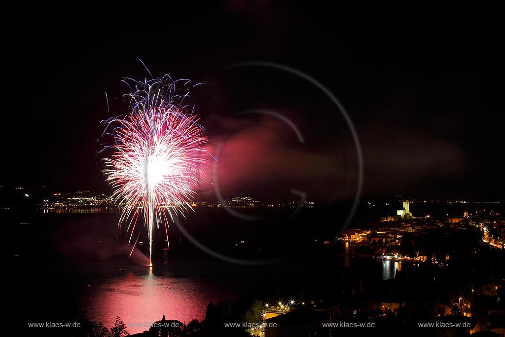 Malcesine jaehrlices traditionelles Feuerwerk zu Ehren der Stadtheiligen, Fuochi di San Anna; Malcesine traditional fireworks, Fuochi di San Anna