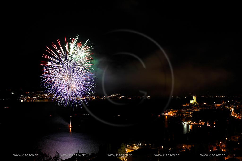Malcesine jaehrlices traditionelles Feuerwerk zu Ehren der Stadtheiligen, Fuochi di San Anna; Malcesine traditional fireworks, Fuochi di San Anna