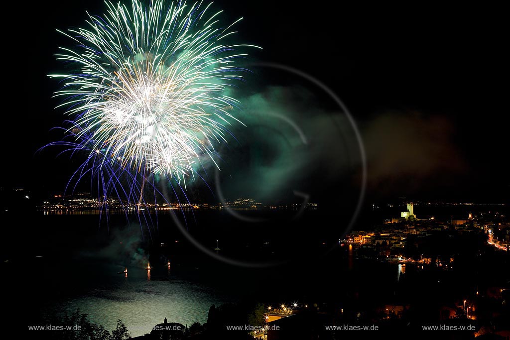 Malcesine jaehrlices traditionelles Feuerwerk zu Ehren der Stadtheiligen, Fuochi di San Anna; Malcesine traditional fireworks, Fuochi di San Anna
