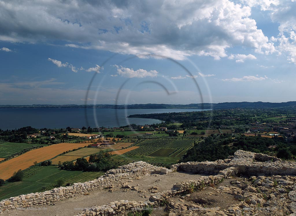 Manerba de Garda, Region Lombardei, Provinz Brescia, Gardasee, Blick vom Rocce De Manerba auf Ort, Landschaft und Gardasee