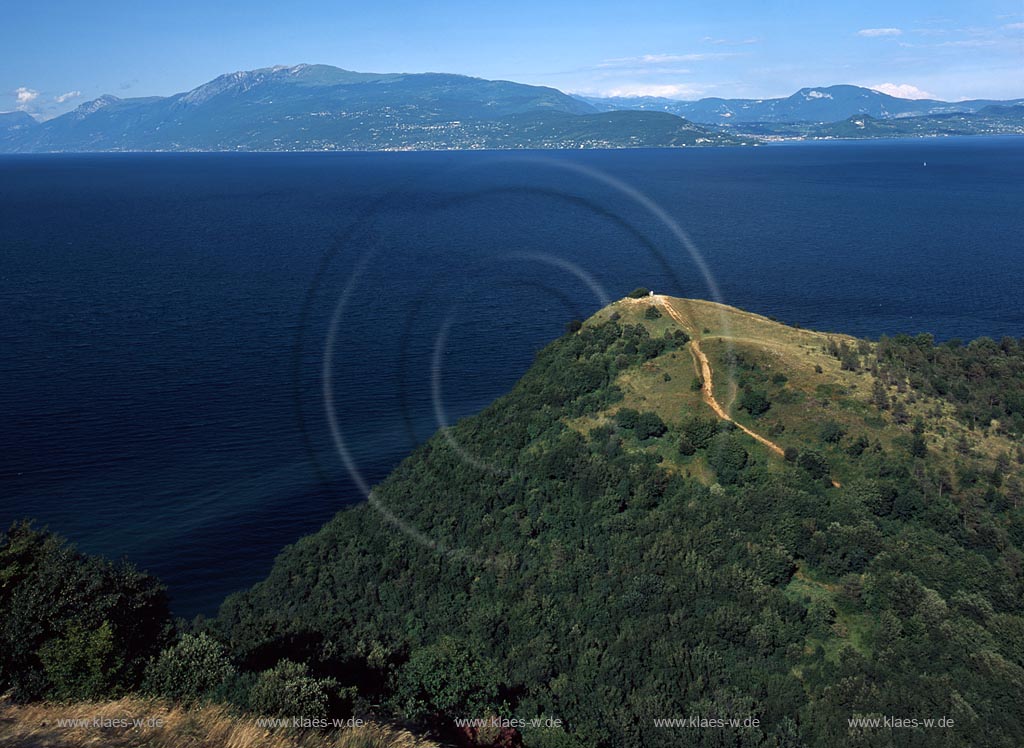 Manerba de Garda, Region Lombardei, Provinz Brescia, Gardasee, Blick vom Rocce De Manerba auf Berge, Landschaft und Gardasee