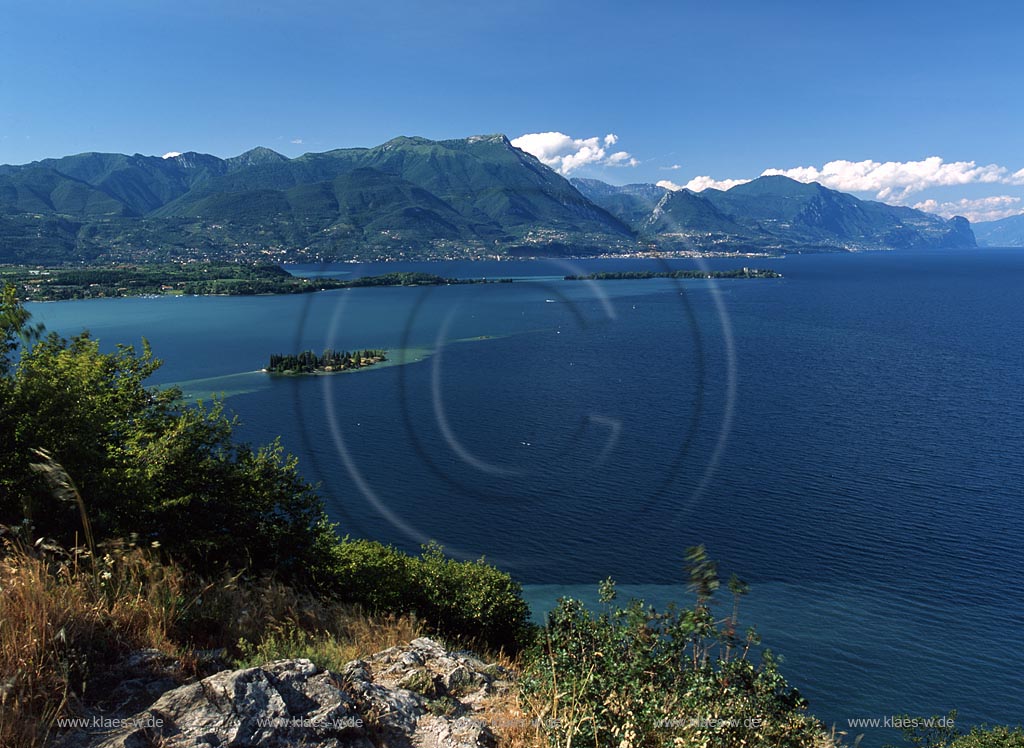 Manerba de Garda, Region Lombardei, Provinz Brescia, Gardasee, Blick vom Rocce De Manerba auf Berge, Landschaft und Gardasee
