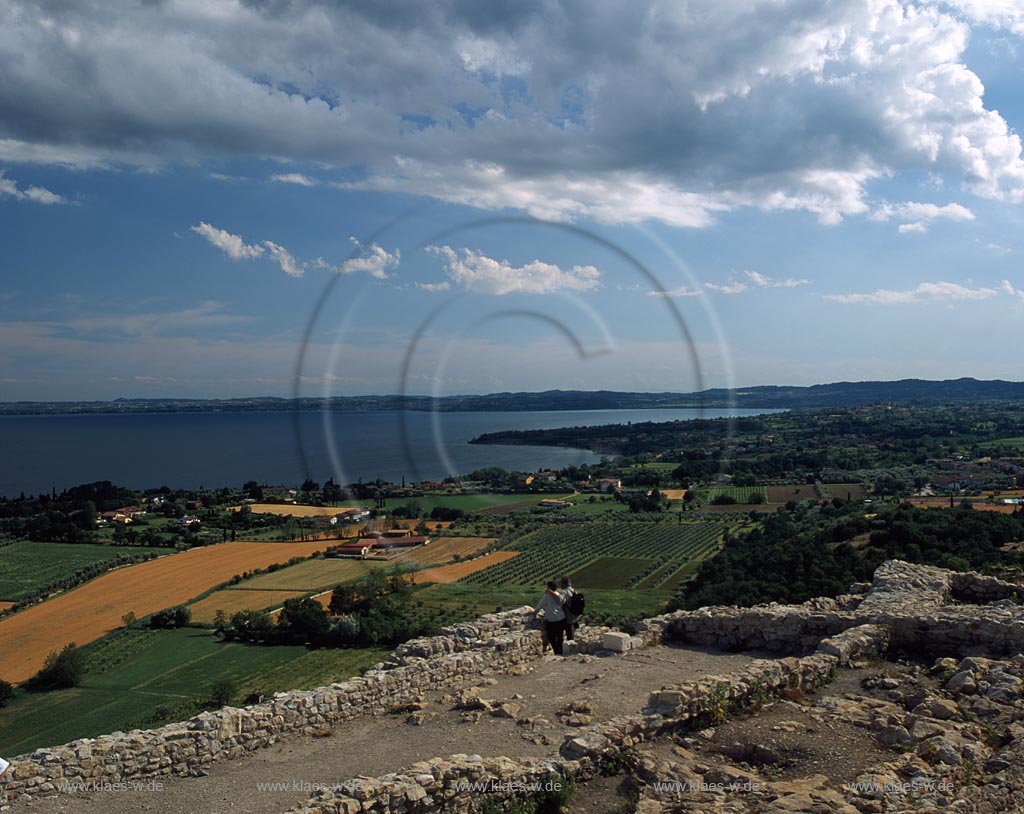 Manerba de Garda, Region Lombardei, Provinz Brescia, Gardasee, Blick vom Rocce De Manerba auf Ort, Landschaft und Gardasee