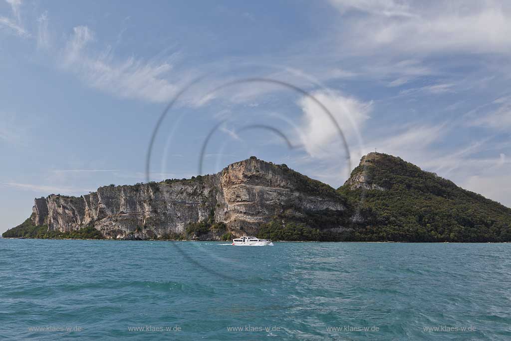 Manerba del Garda, Blick vom Gardasse aus zur Rocca di Manerba, Profilansicht; Manerba del Garda, a view from lake Garda onto Rocca di Manerba.