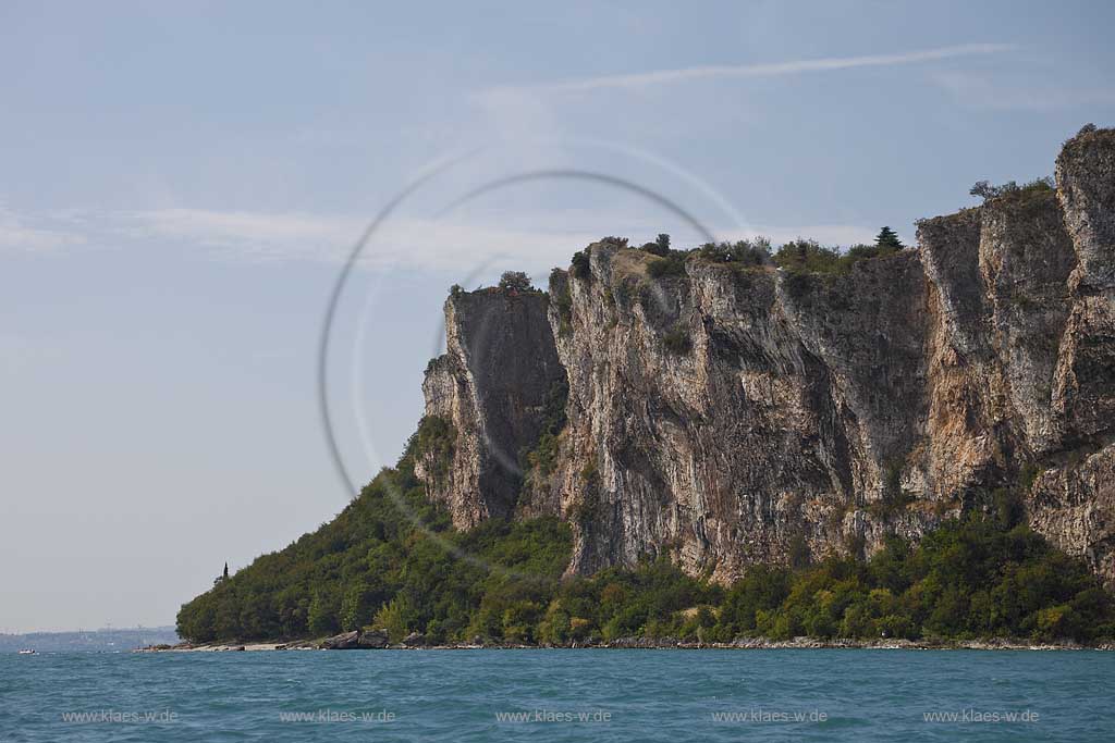 Manerba del Garda, Blick vom Gardasse aus zur Rocca di Manerba,  Detailansicht der Steilklippen Seeseite; Manerba del Garda, a view from lake Garda onto detail of cliff from Rocca di Manerba.