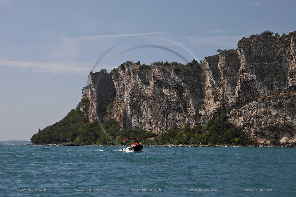 Manerba del Garda, Blick vom Gardasse aus zur Rocca di Manerba,  Detailansicht der Steilklippen Seeseite; Manerba del Garda, a view from lake Garda onto detail of cliff from Rocca di Manerba.