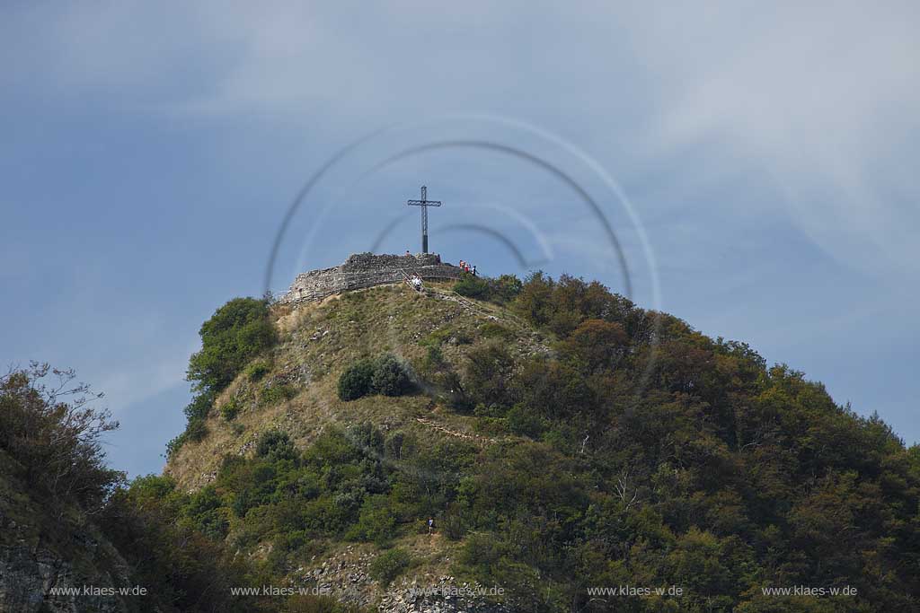 Manerba del Garda, Blick vom Gardasse aus zum Gipfelkreuz der Rocca di Manerba,  Detailansicht; Manerba del Garda, a view from lake Garda onto peak with cross of Rocca di Manerba.