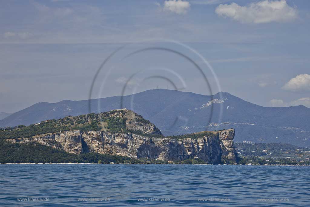 Manerba del Garda, Blick vom Gardasse aus zur Rocca di Manerba, Profilansicht mit Bergkettte im Hintergrund; Manerba del Garda, a view from lake Garda onto Rocca di Manerba.