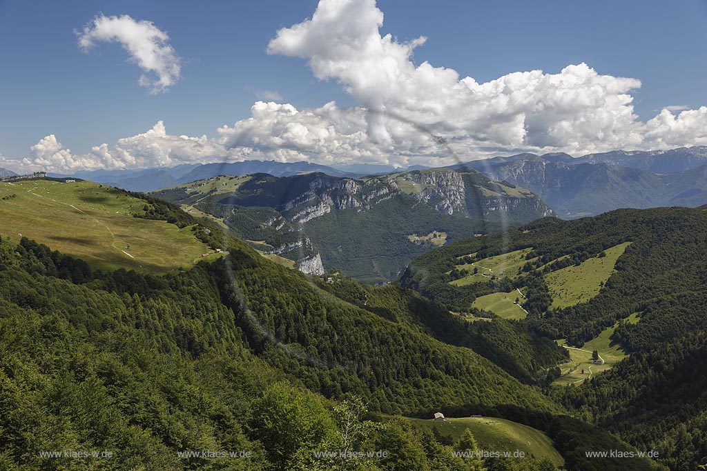 Blick von "Monte Baldo" ins Hinterland; View from "Monte Baldo" to the hinterland.
