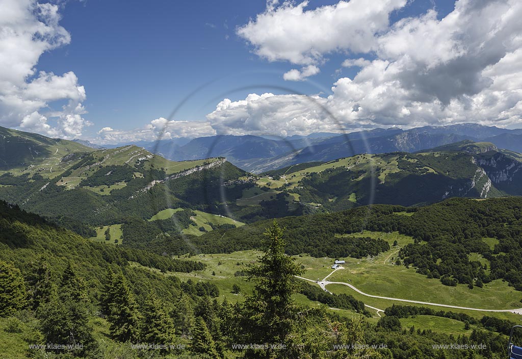 Blick von "Monte Baldo" ins Hinterland; View from "Monte Baldo" to the hinterland.