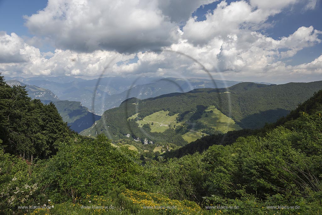 Blick von "Monte Baldo" ins Hinterland; View from "Monte Baldo" to the hinterland.