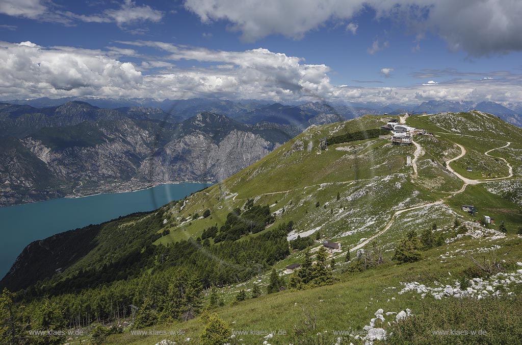 Blick von "Monte Baldo" mit Seilbahn auf den Gardasee; View from "Monte Baldo" with cable car to Lake Garda.