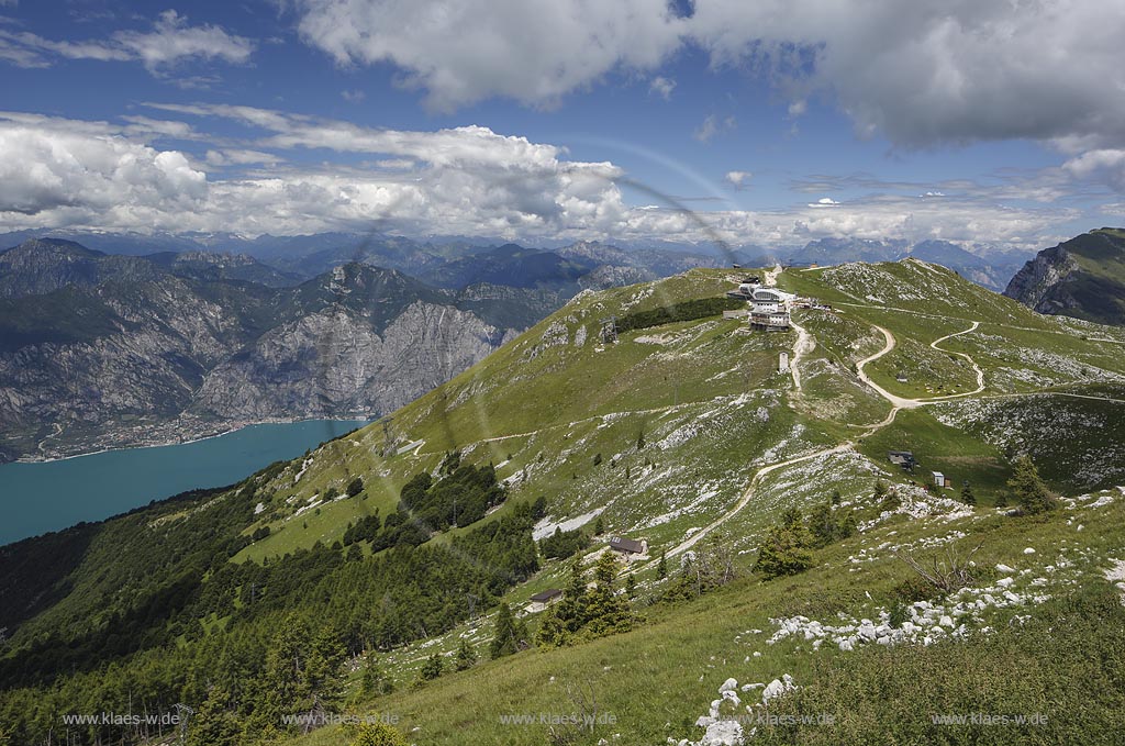 Blick von "Monte Baldo" mit Seilbahn auf den Gardasee; View from "Monte Baldo" with cable car to Lake Garda.