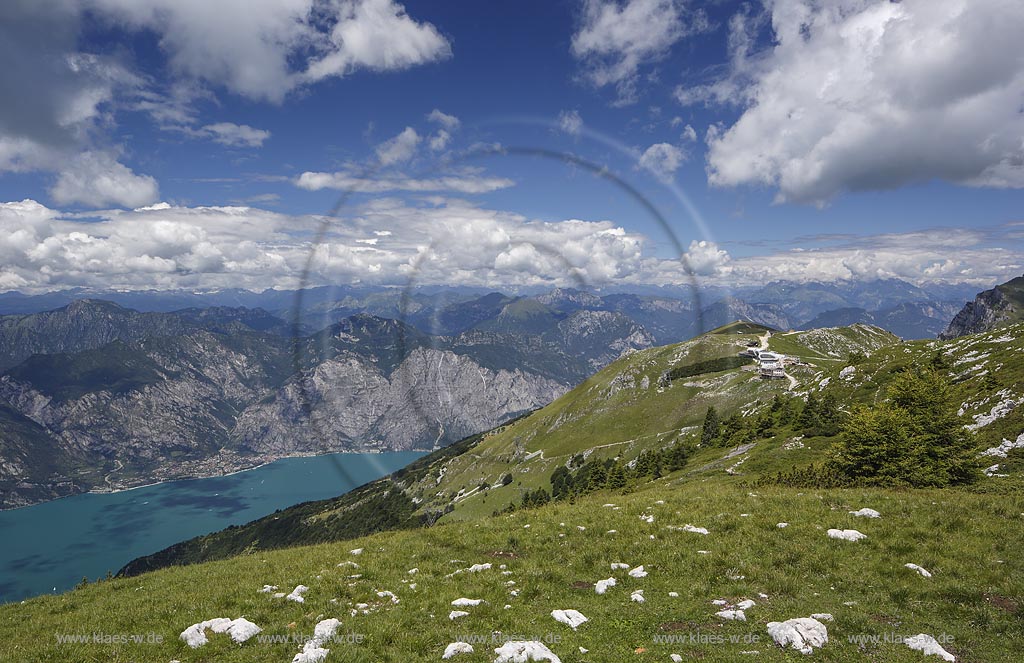 Blick von "Monte Baldo" mit Seilbahn und Bergstation auf den Gardasee; View from "Monte Baldo" with cable car and summit station to Lake Garda.