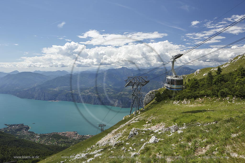 Blick von "Monte Baldo" auf die Seilbahn "Funivia Malcesine" mit dem Gardasee; View from "Monte Baldo" to cable car "Funivia Malcesine" with Lake Garda.