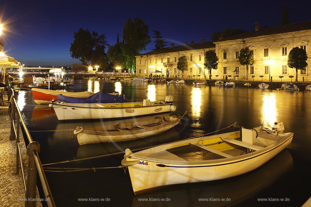 Peschiera, Canale di Mezzo mit Fischerbooten in der Uebergangszeit von der blauen Stunde zur nacht; Peschiera nightimage of Canale di Mezzo with fishing bosts, nightlight